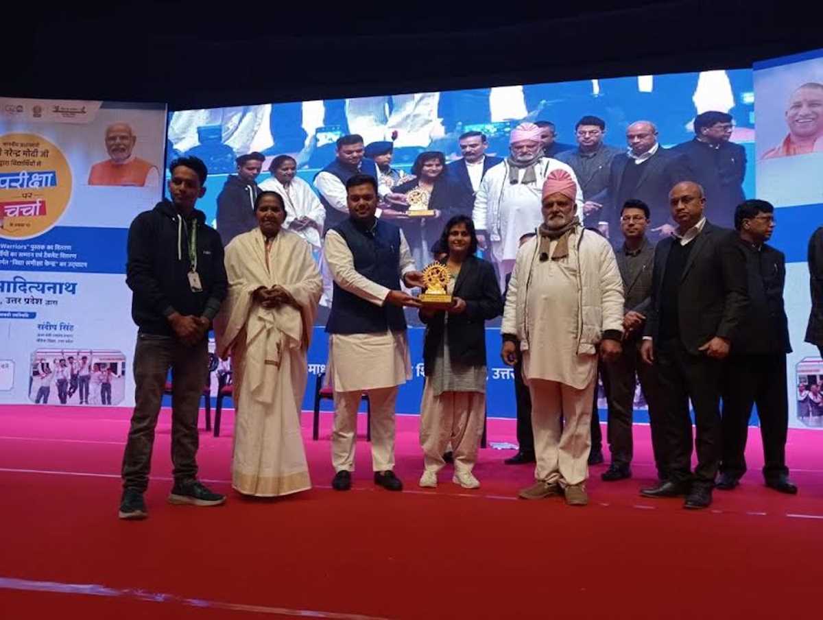 प्रज्ञान स्कूल की छात्रा मेधावी छात्र छात्रा पुरस्कार से सम्मानित